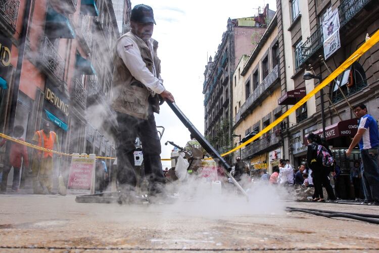 La calle Francisco I. Madero del Centro Histórico está llena de chicles