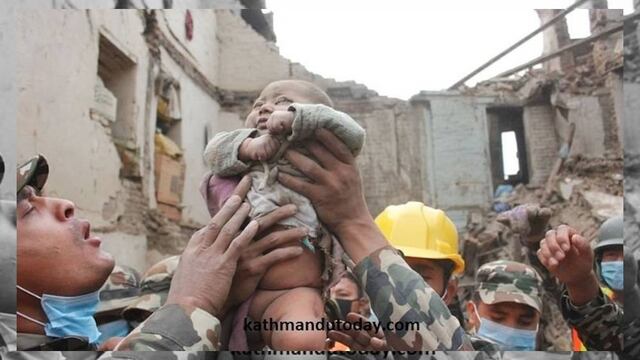 Bebé rescatada. Terremoto en Nepal.