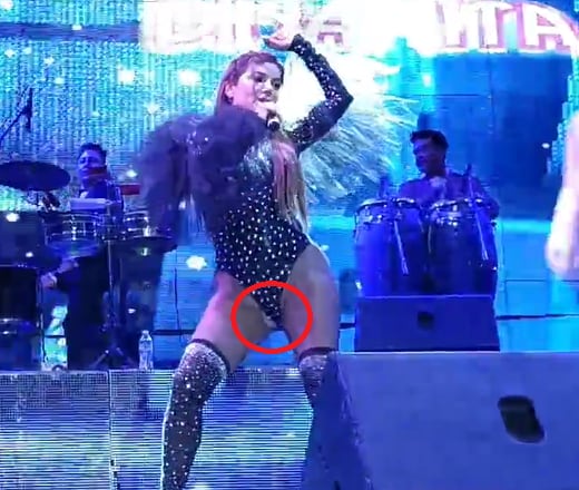 Aleida Núñez sufre accidente en el escenario.