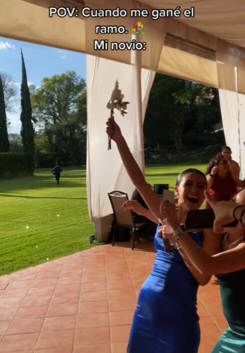 Atrapa el ramo en una boda y su novio huye despavorido