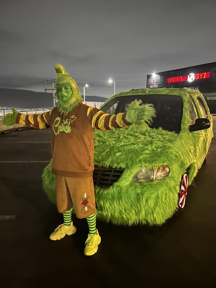 El carro verde de peluche que genera sensación en Monterrey