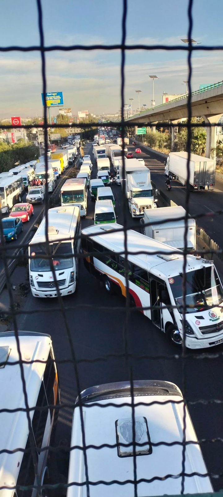 Bloqueo en la autopista México-Querétaro a la altura de Perinorte, hoy 10 de enero