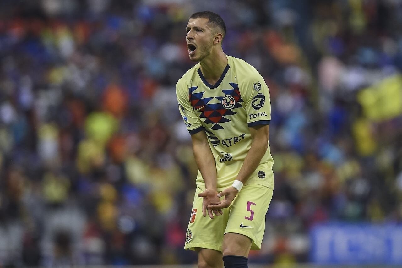 Guido Rodríguez en un partido con América