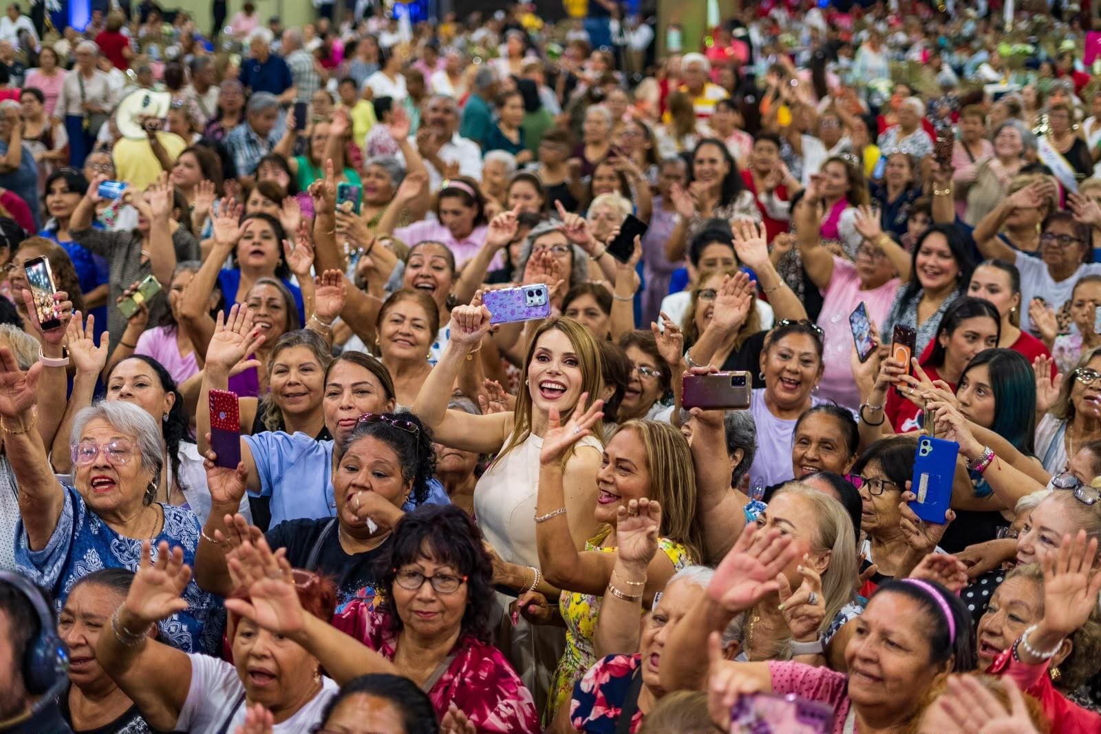Regios de Oro reúne a 2 mil 500 adultos mayores en Monterrey.