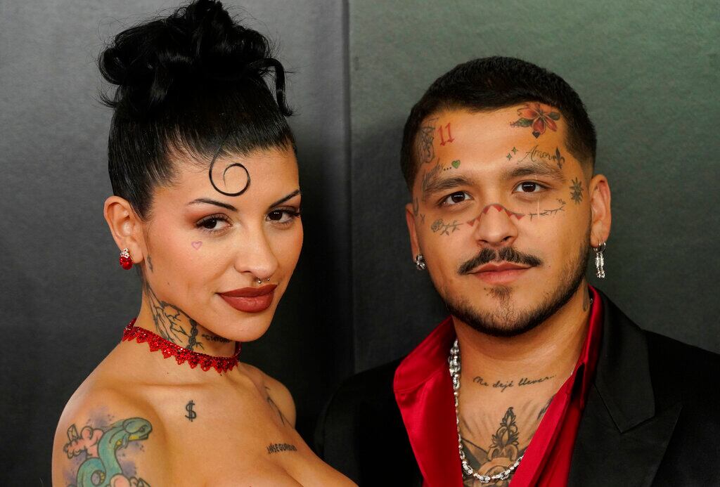 Christian Nodal con su novia Cazzu en los Latin Grammy 2022.
