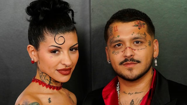 Christian Nodal con su novia Cazzu en los Latin Grammy 2022.