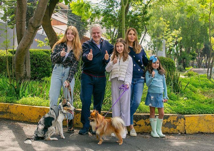 Constanza Creel y Santiago Creel con el resto de su familia.