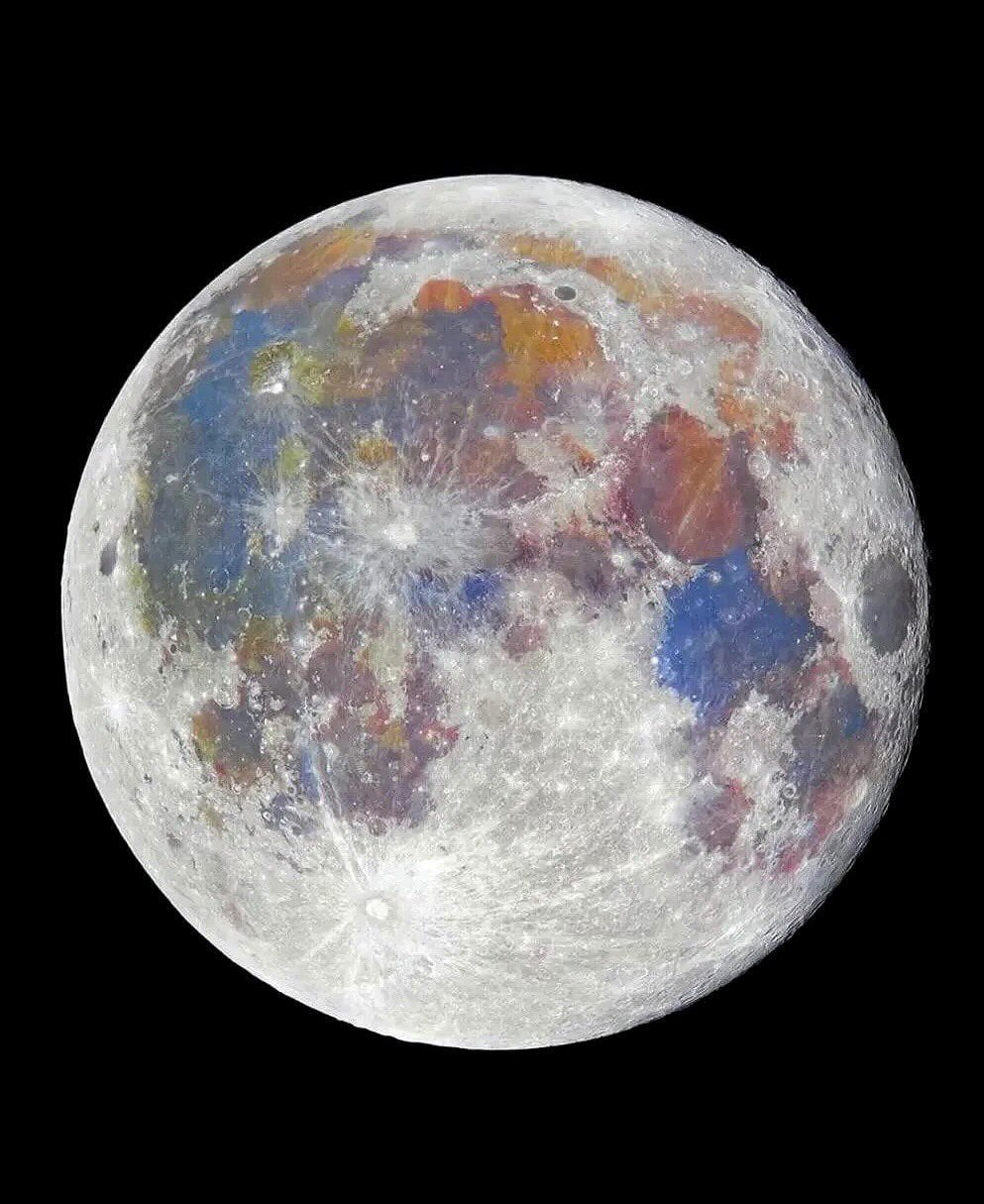 Imágenes de la Luna en colores son falsas