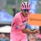 Fan mexicano acompaña a Isaac del Toro durante algunos metros en la etapa 19 del Giro de Italia 2025
