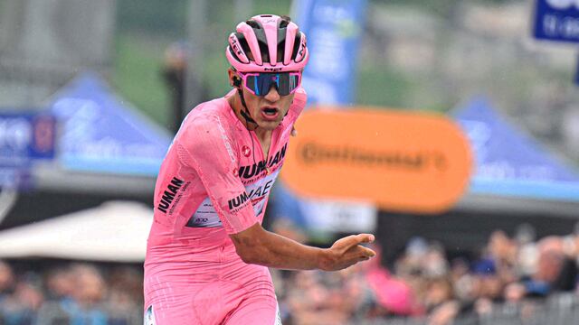 Isaac del Toro no está solo en Italia y fue acompañado por un fan mexicano en durante el recorrido de la etapa 19 del Giro de Italia 2025