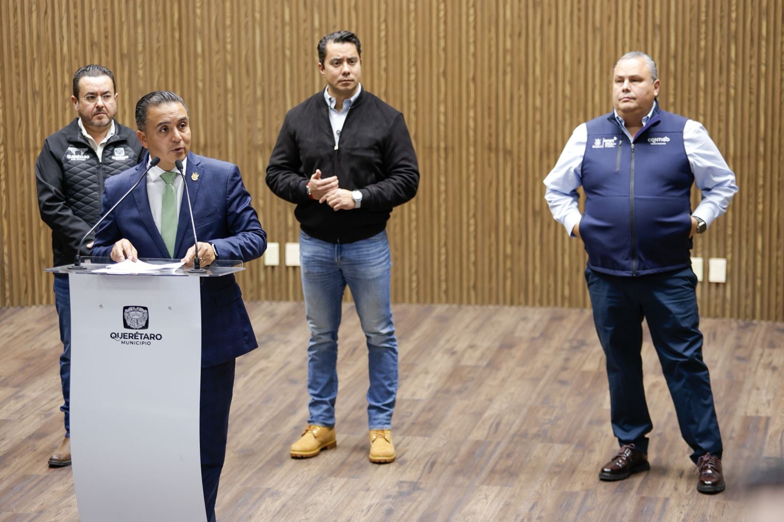 Felifer Macías coordina acciones para reducir afectaciones por Tren México–Querétaro.