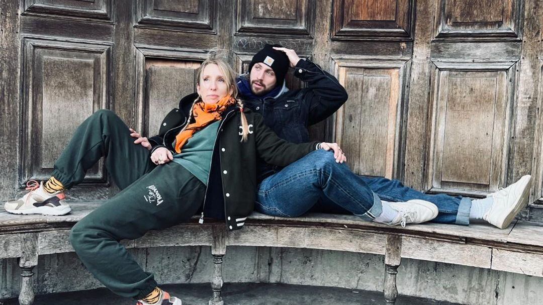 Aaron Taylor-Johnson felicita a Sam Taylor y le recuerdan que su esposa le hizo grooming