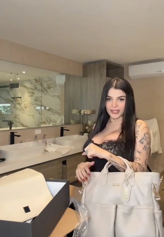 Karely Ruiz muestra la pañalera Nunut con la que colaboró.