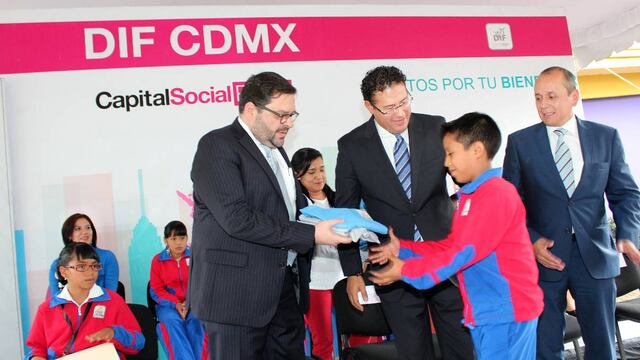 Entrega de uniformes en la CEDA.