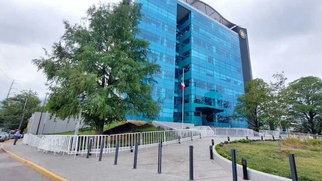 Colocan cercas alrededor de la fiscalía de Nuevo León