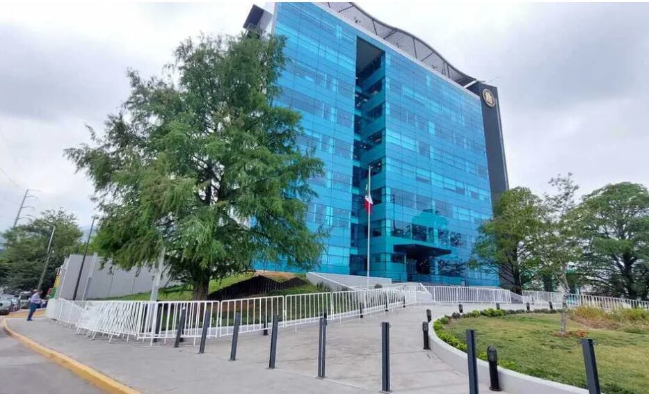Colocan cercas alrededor de la fiscalía de Nuevo León