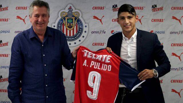 Vergara durante la presentación de Alan Pulido.