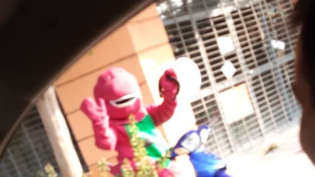 Rompe la cuarentena vestido de 'Barney'