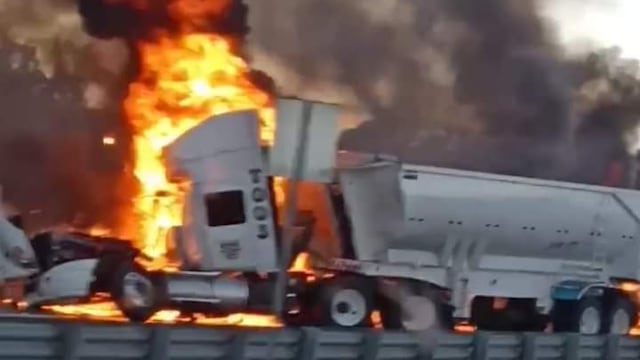Cierre de circulación en Arco Norte por tráiler y auto calcinados