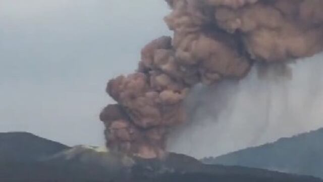 Volcán Anak Krakatoa hizo erupción este jueves 9 de junio