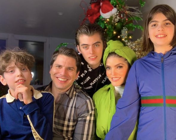 Ana Bárbara junto a su pareja e hijos