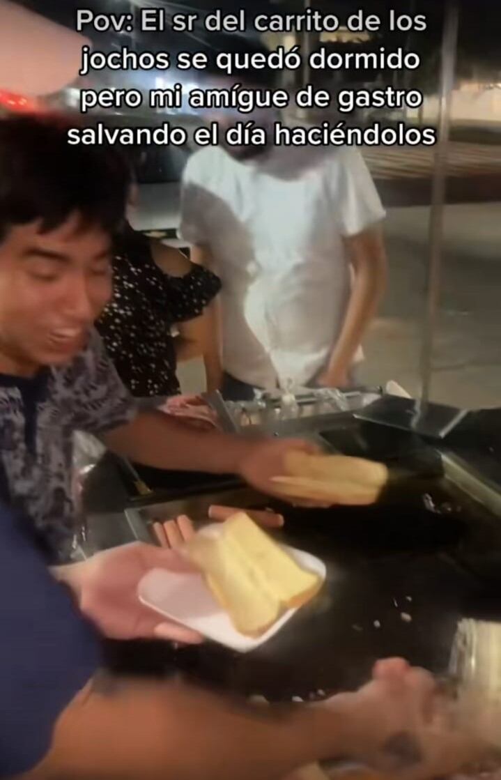 Jóvenes vendiendo hot dogs