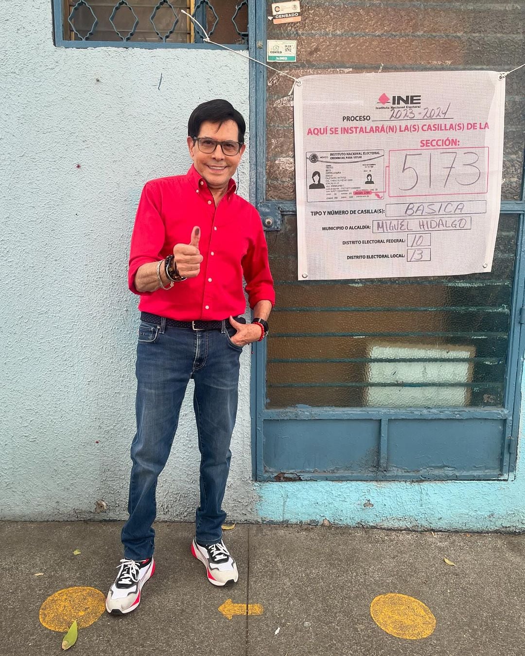 Juan José Origel muestra que ya votó en las elecciones México 2024.