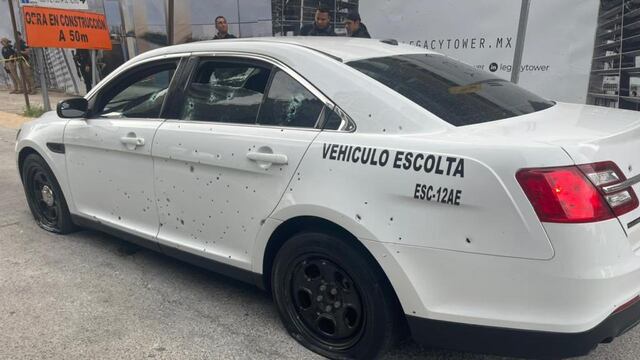 Vehículo atacado en balacera de Andares