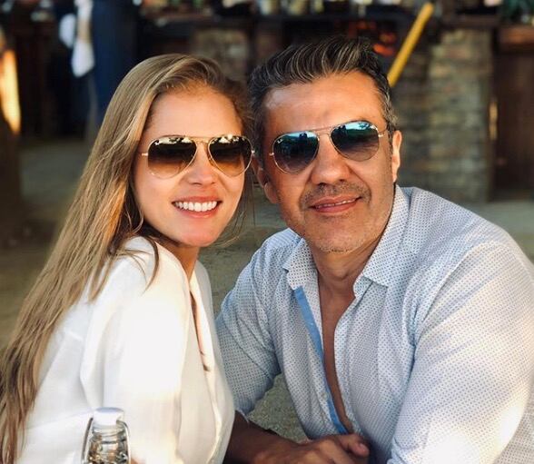 Adrián Uribe con su novia Thuany Martins