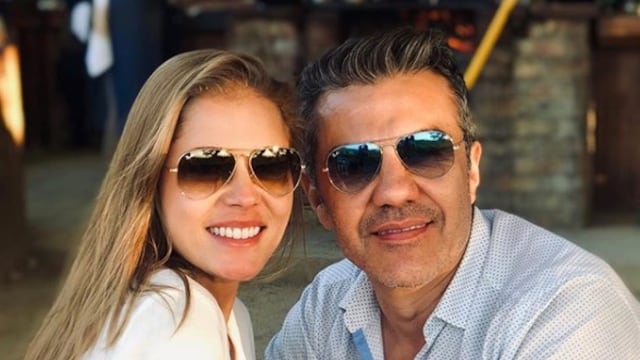 Adrián Uribe con su novia Thuany Martins