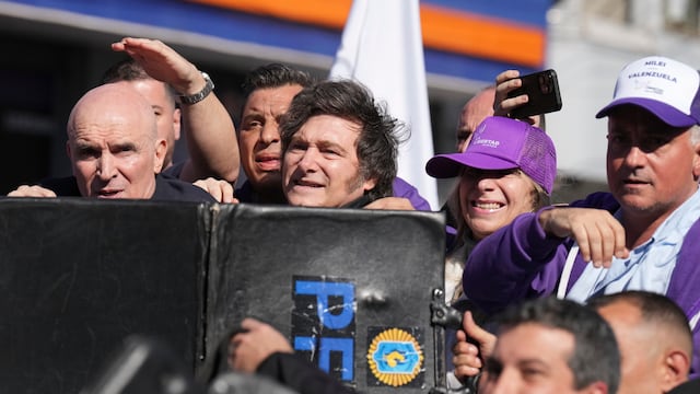 Detienen a barrista por atacar al presidente argentino Javier Milei