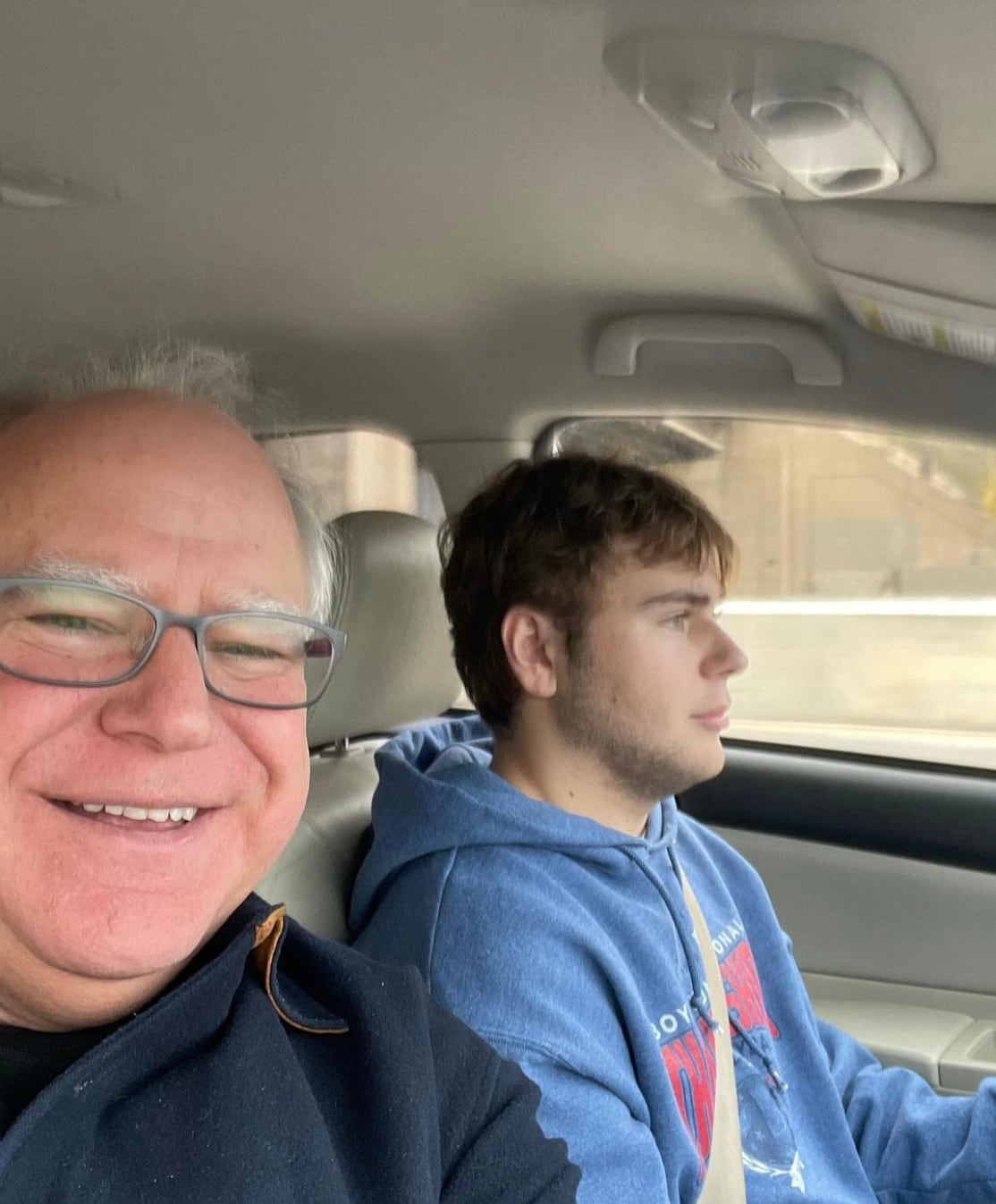 Tim Walz y su hijo Gus