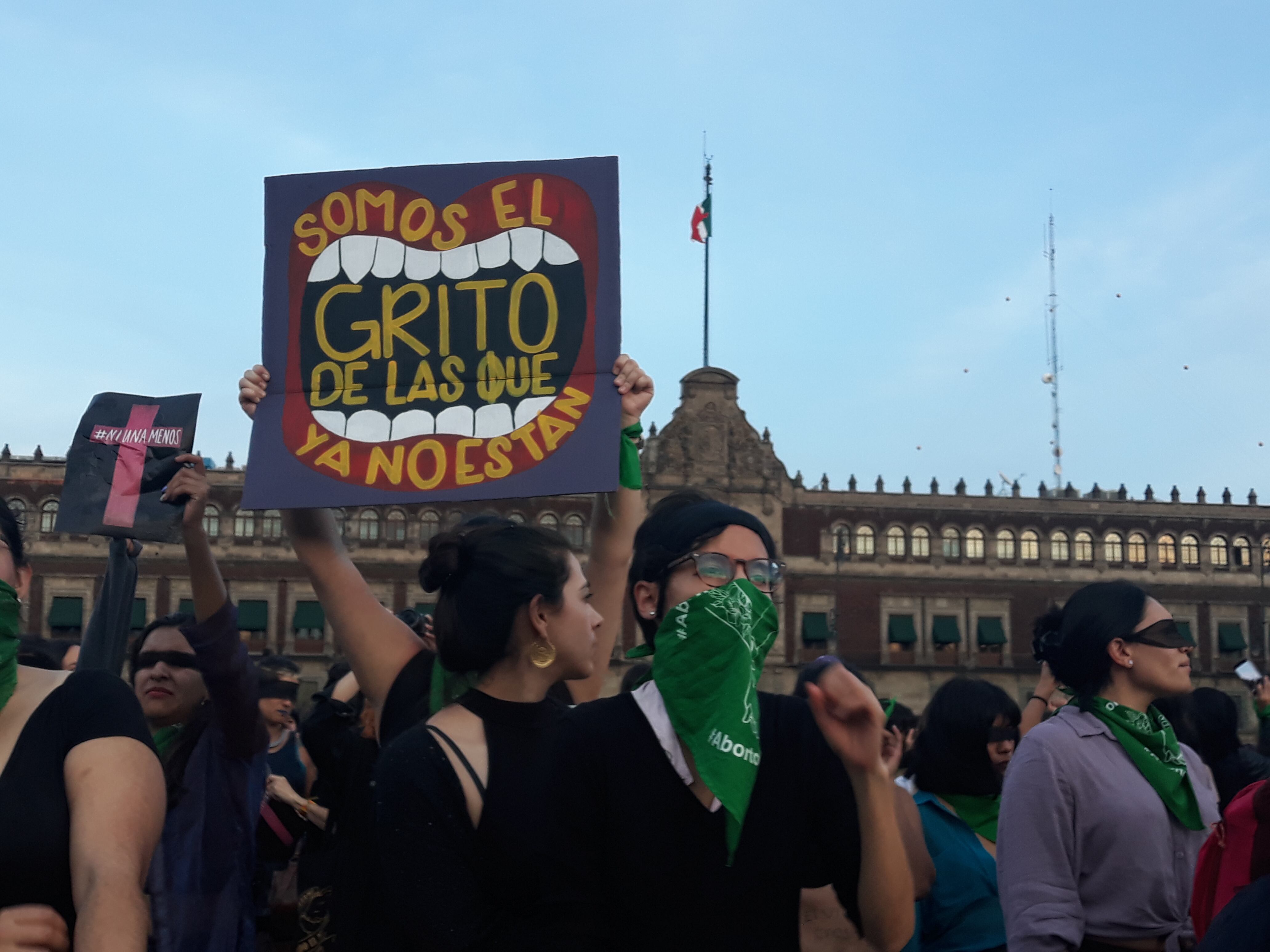 Detalles en "Un violador en tu camino" en México.