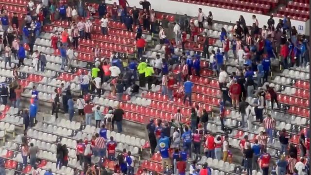 Fans de Cruz Azul y Chivas se fueron a los golpes en el Estadio Azteca al término del partido.