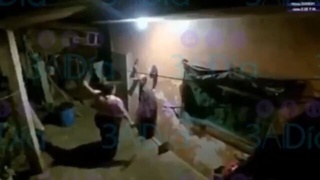 Mujer golpea a su tío con un palo