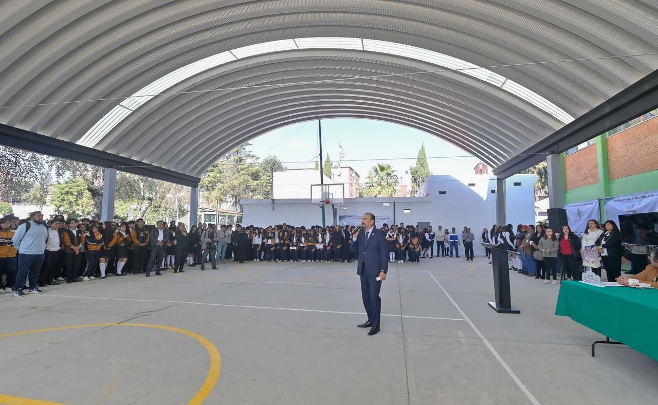 Pedro Rodríguez entrega arcotecho en preparatoria oficial 87