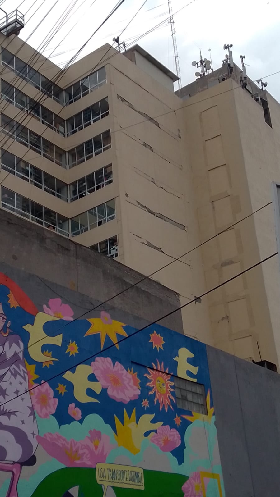 Edificio dañado por sismo
