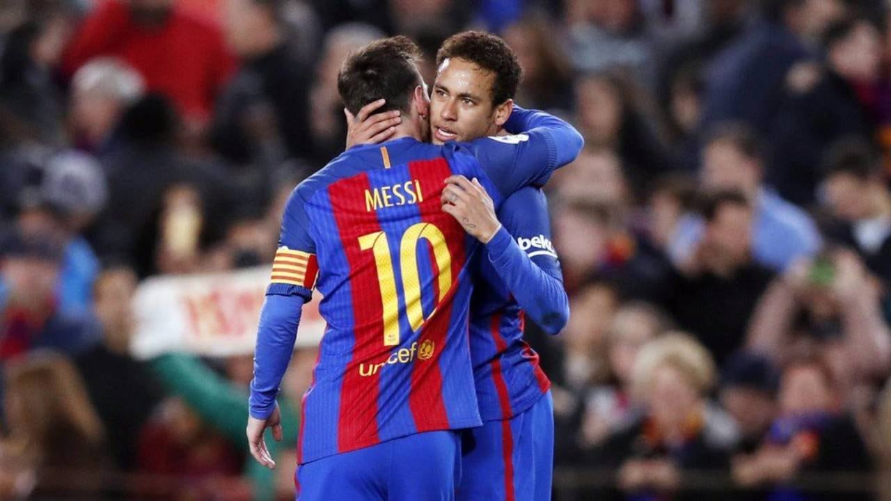 Messi festejando con Neymar.