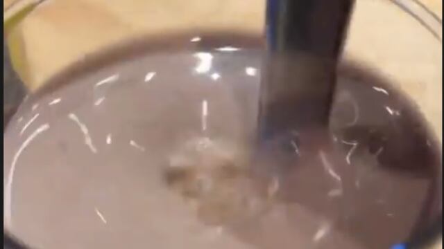 Elán generó polémica al prepararse un vaso de leche con chocolate