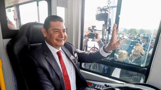 Alejandra Armenta entrega 10 taxis eléctricos y 6 autobuses en Puebla