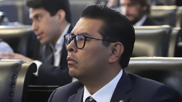 Néstor Camarillo renuncia al PRI