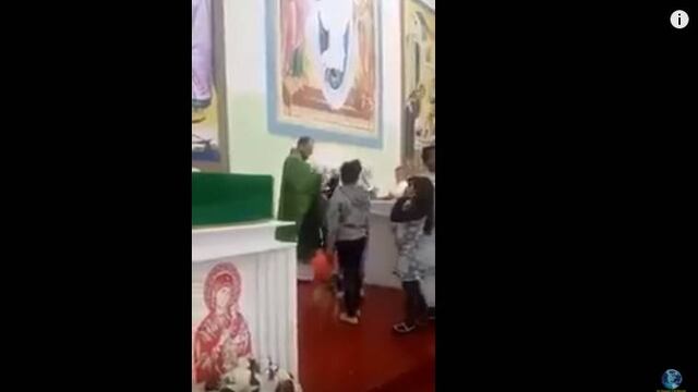 Padre zapea a niños.