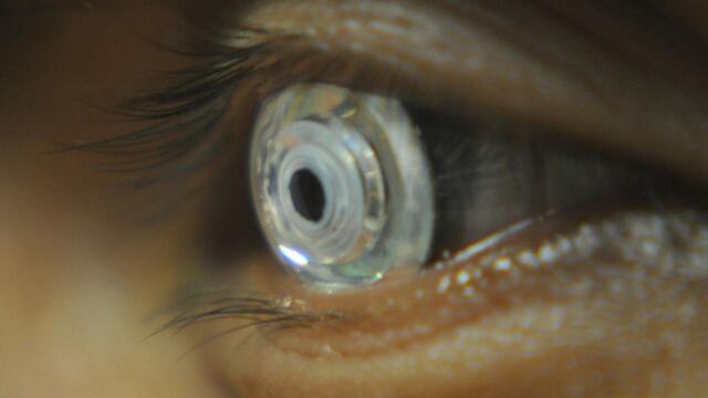 Lentes de contacto con zoom creados en la Universidad de California.
