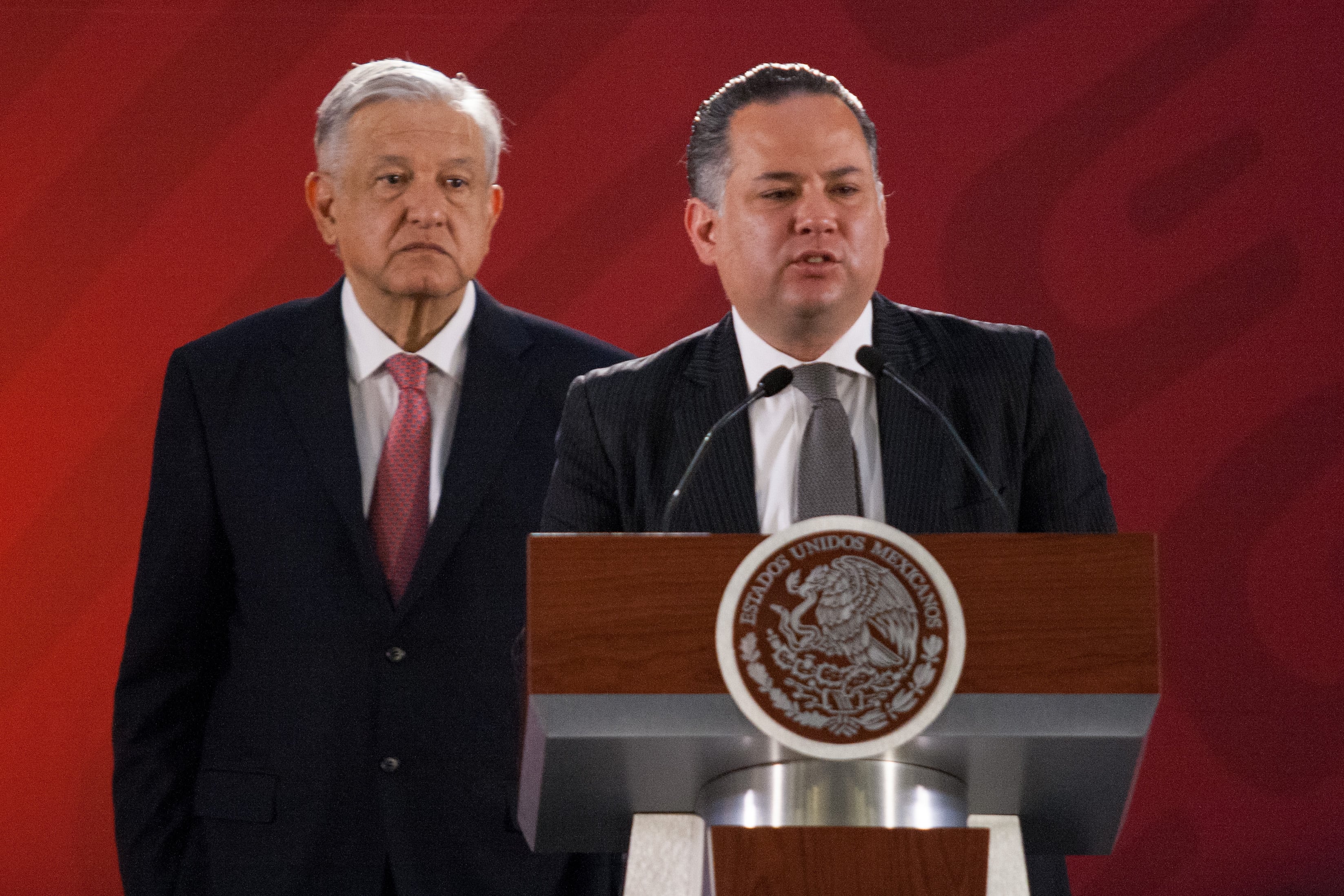 El presidente López Obrador escucha una exposición de Santiago Nieto, titular de la UIF