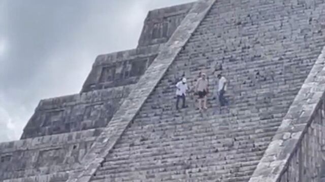 OTRO TURISTA SUBE A LA PIRÁMIDE DE CHICHÉN ITZÁ