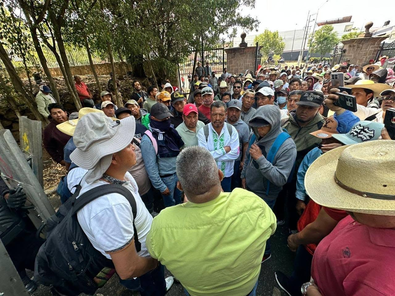 Ricardo Palominos agradece apoyo tras agresión de comuneros fuera de la Casa Michoacán