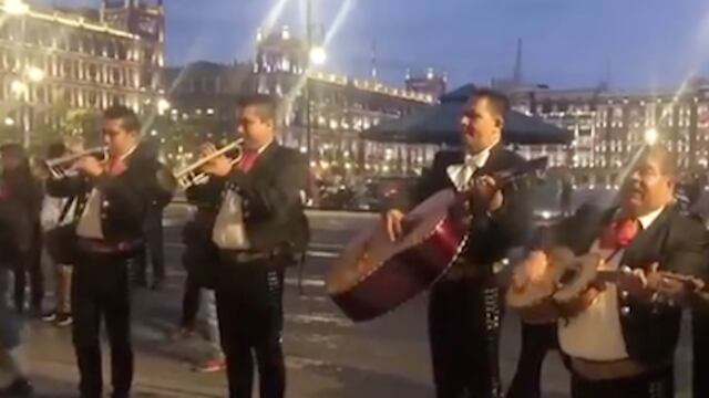 Mariachis afuera de Palacio Nacional