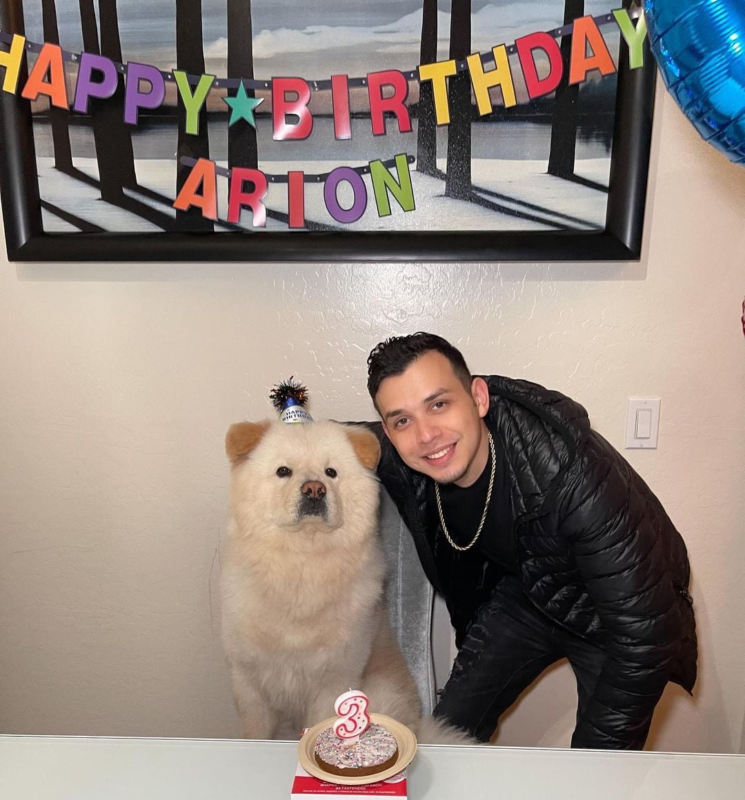 Carlos Parra con su perro Arion.