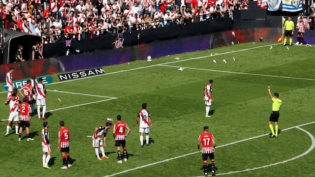 Aficionados lanzaron objetos a la cancha en reclamo contra la directiva del Rayo Vallecano
