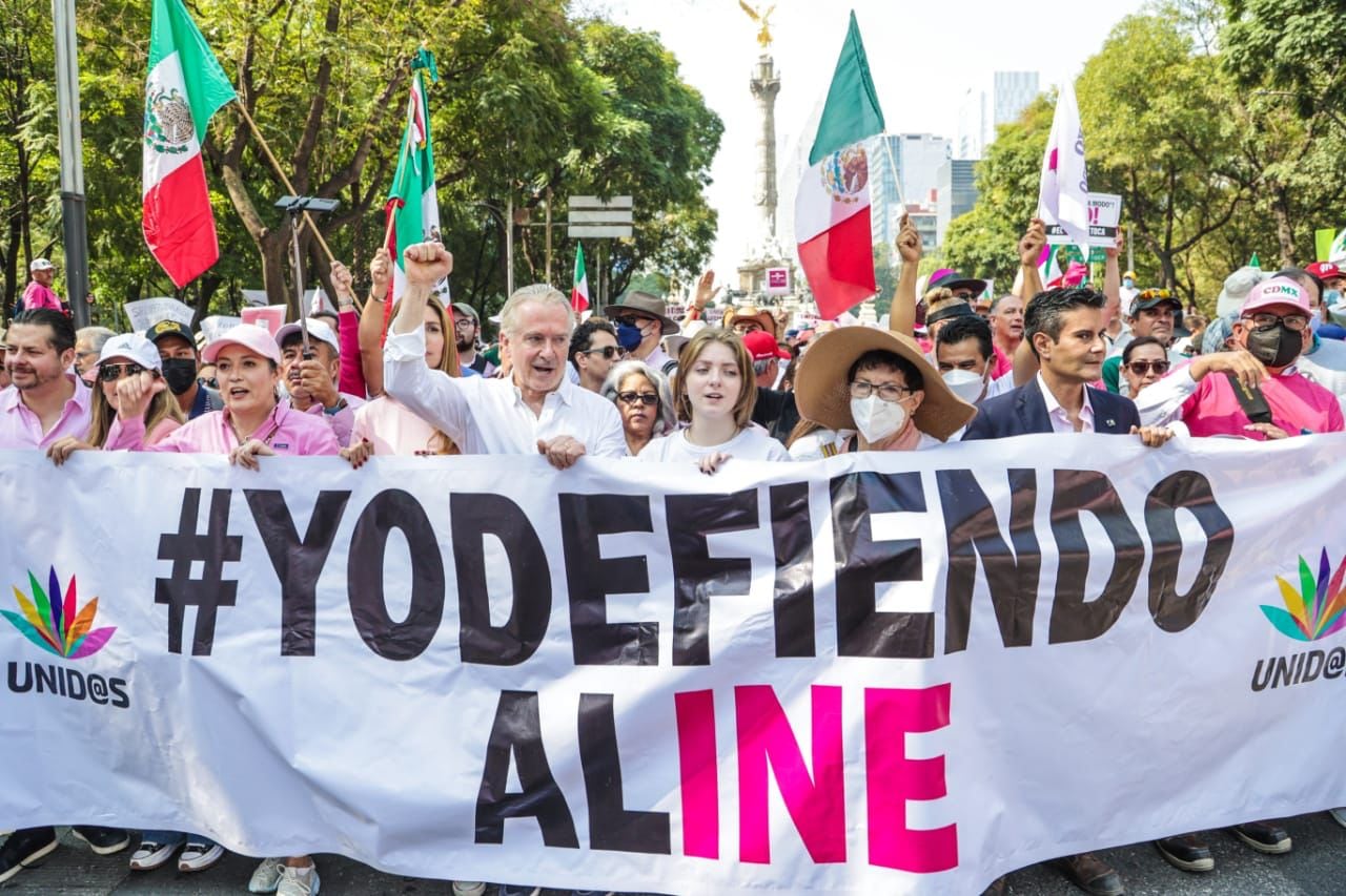 Santiago Creel en la marcha por el INE